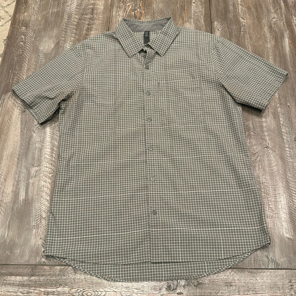 Men’s short sleeve shirt lululemon green gingham with reflective striping large